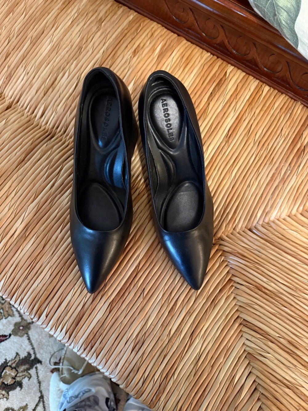 AEROSOLES Black Pointed-Toe Leather Pumps